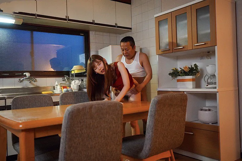 Bảo bối bị ông xã mới của mẹ nắc mỗi ngày, cho dù đã có người yêu